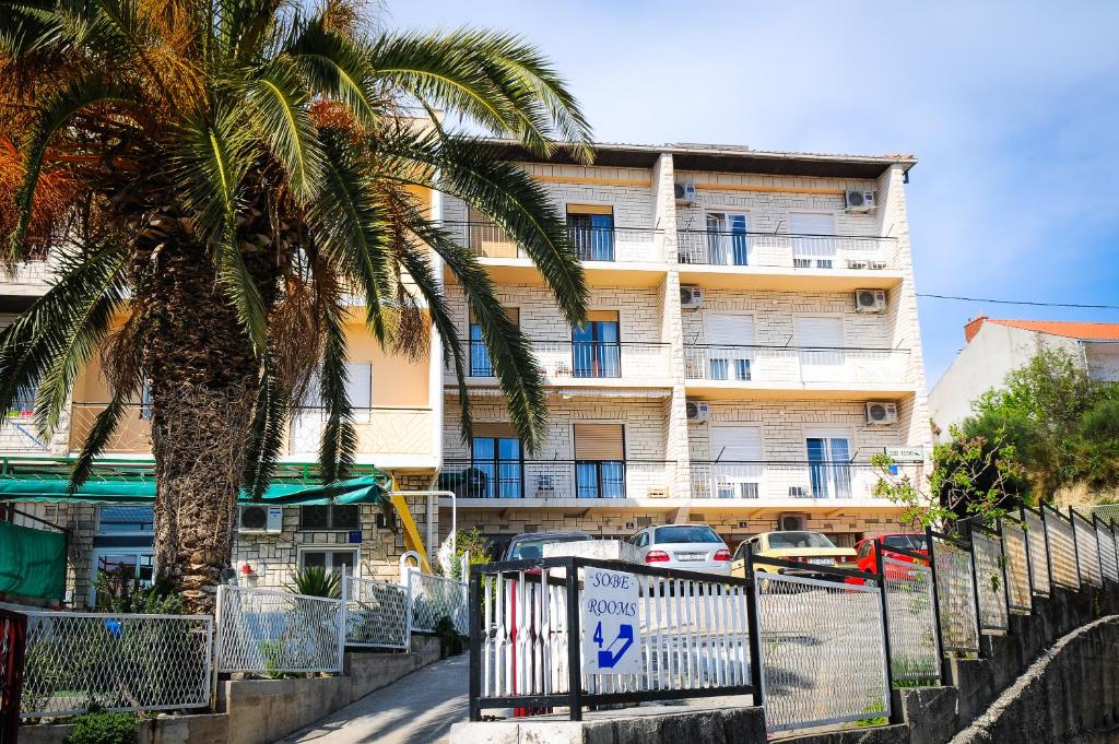 El edificio en el que está la casa de huéspedes