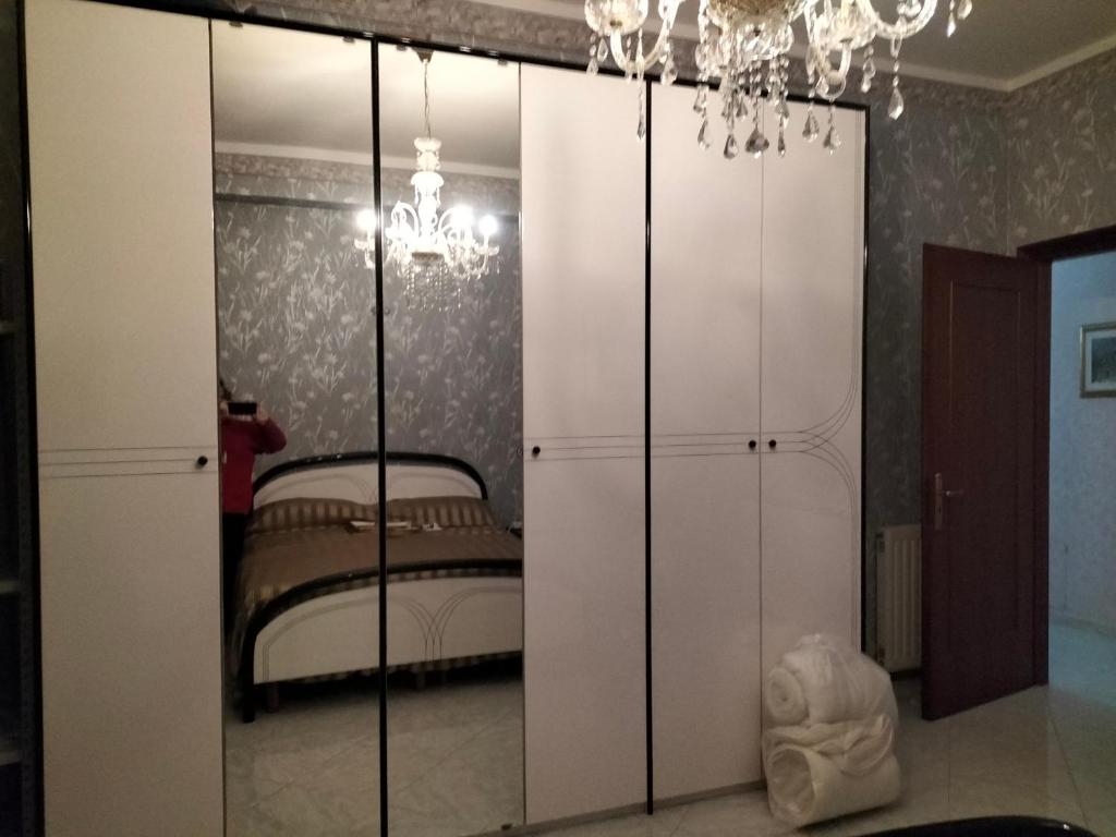 1 dormitorio con armario blanco y cama en Maremonti, en Zafferana Etnea