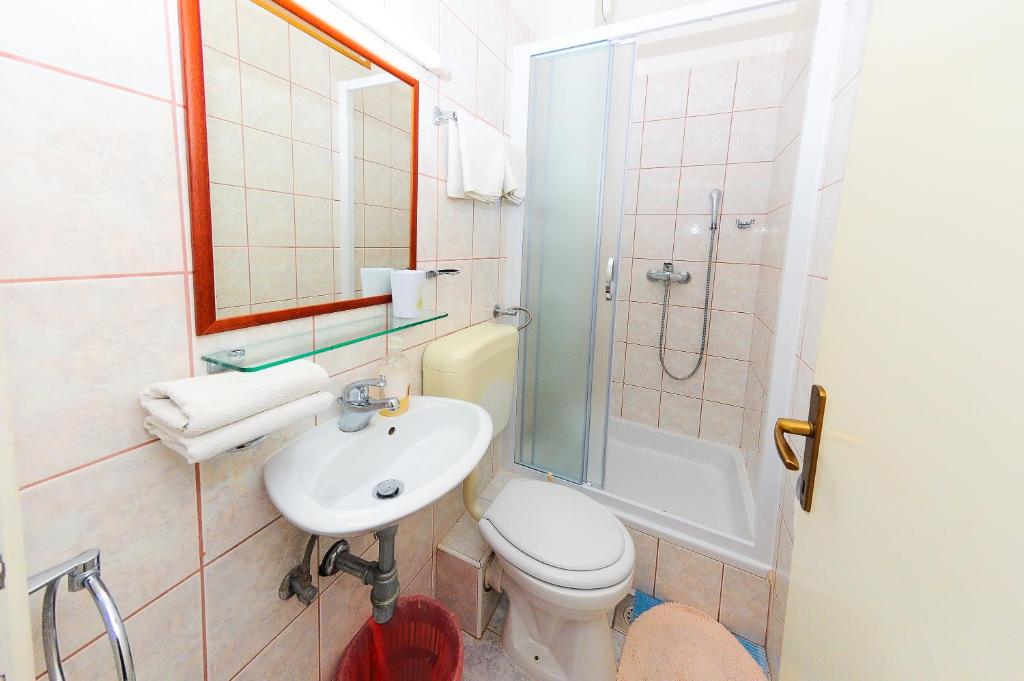Un baño de Rooms Rajič