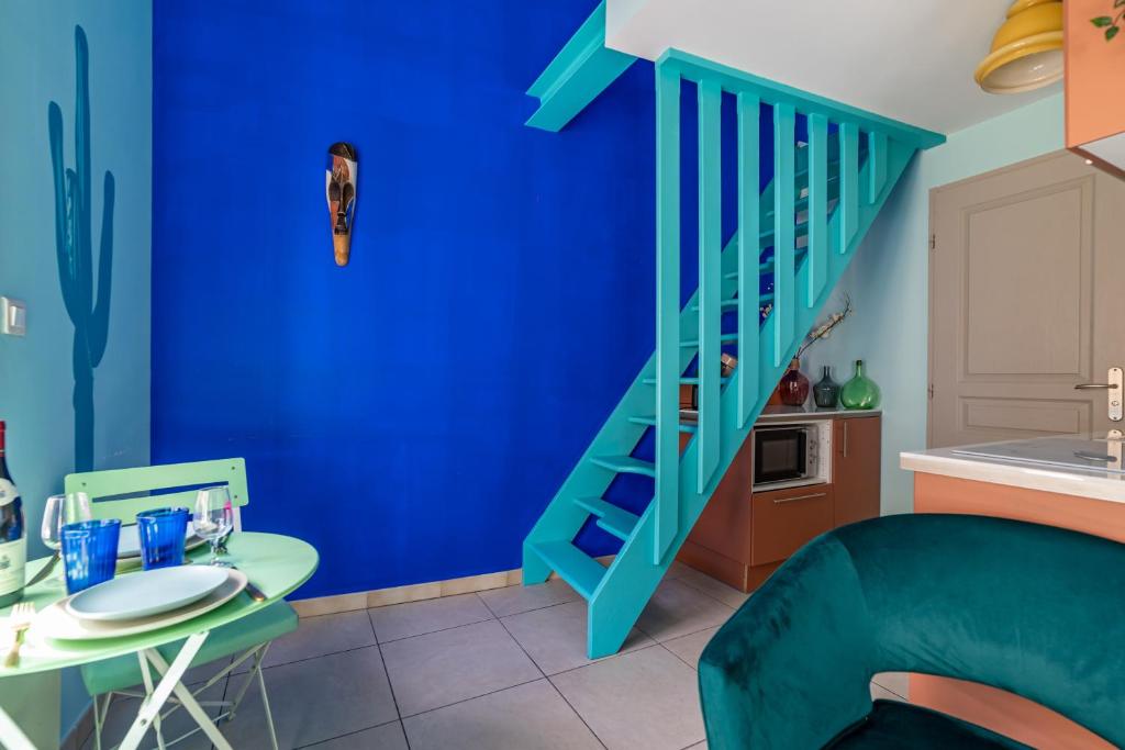 Kuchyňa alebo kuchynka v ubytovaní Le Rêve Bleu Majorelle - Duplex sur les toits - Une Nuit à Nîmes