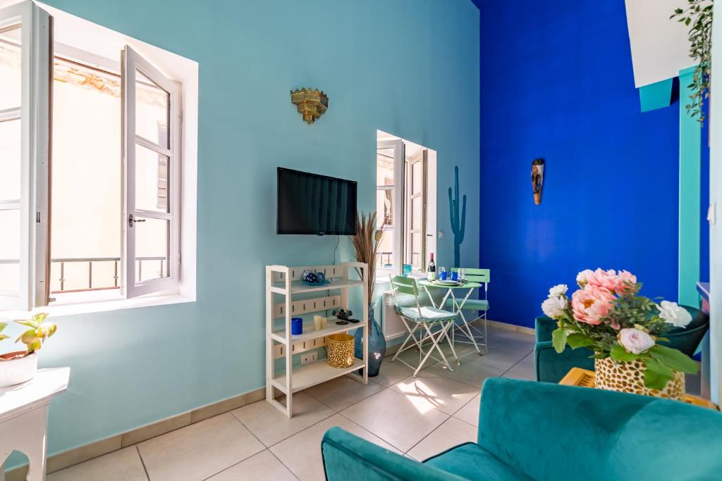 Televízia a/alebo spoločenská miestnosť v ubytovaní Le Rêve Bleu Majorelle - Duplex sur les toits - Une Nuit à Nîmes