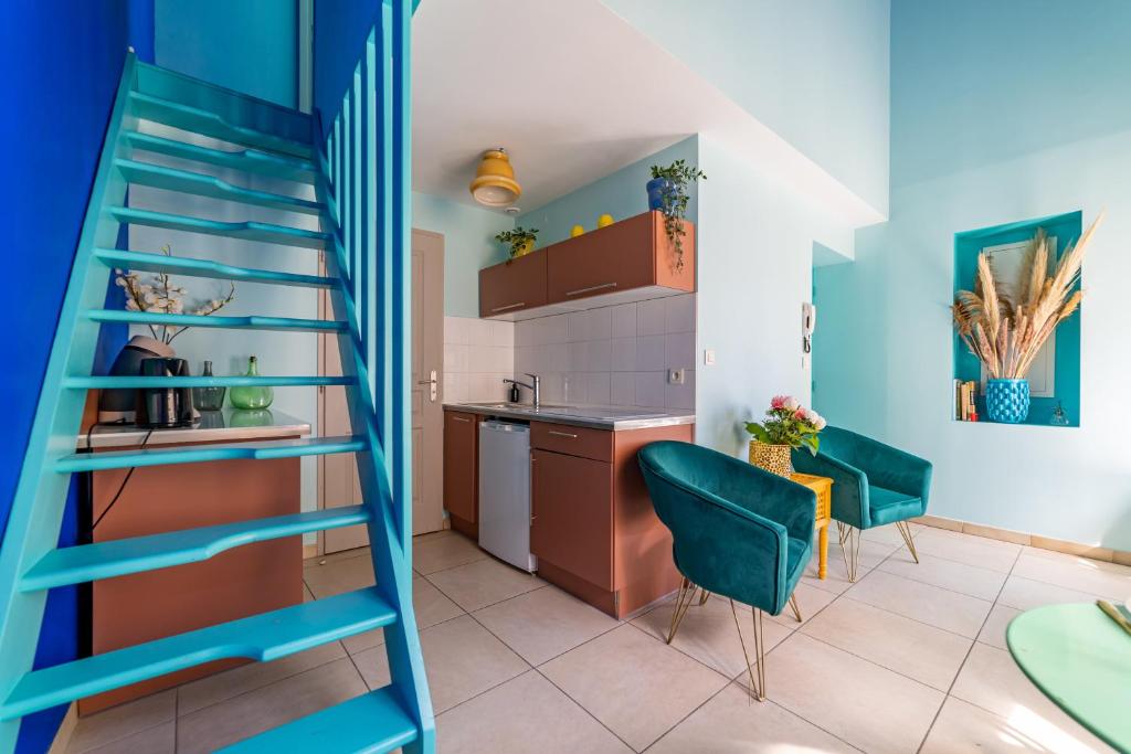 Kuchyňa alebo kuchynka v ubytovaní Le Rêve Bleu Majorelle - Duplex sur les toits - Une Nuit à Nîmes