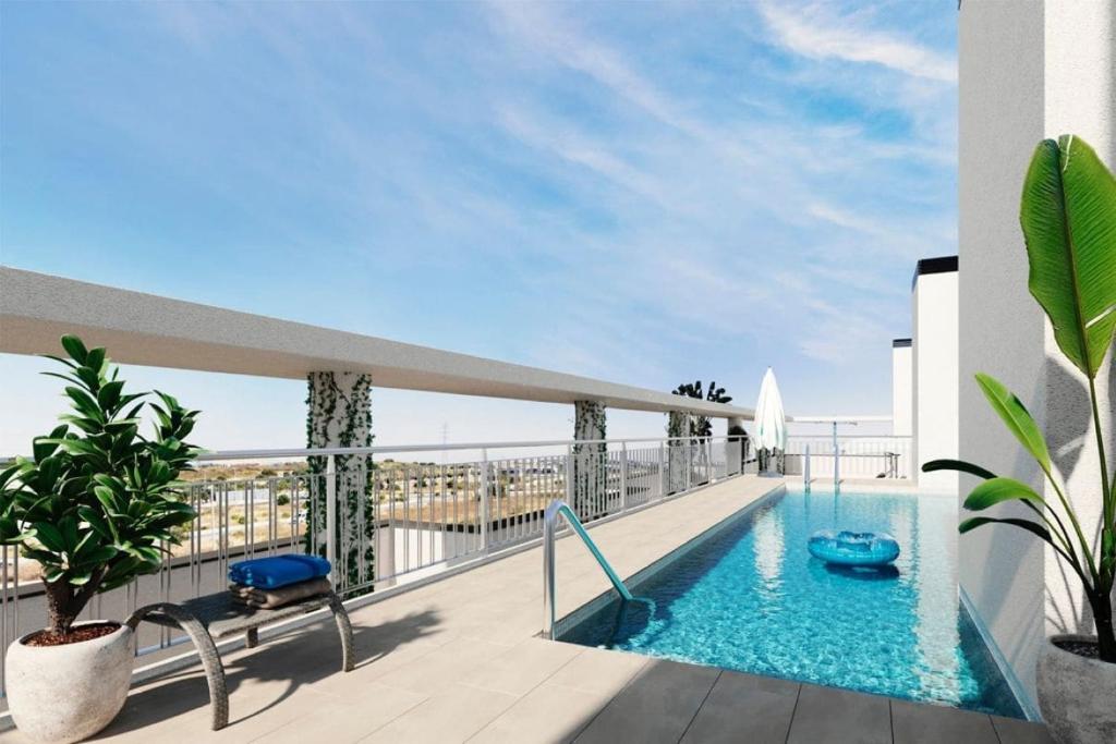 una piscina sul balcone di un edificio di Apartamento Estepona I a Estepona