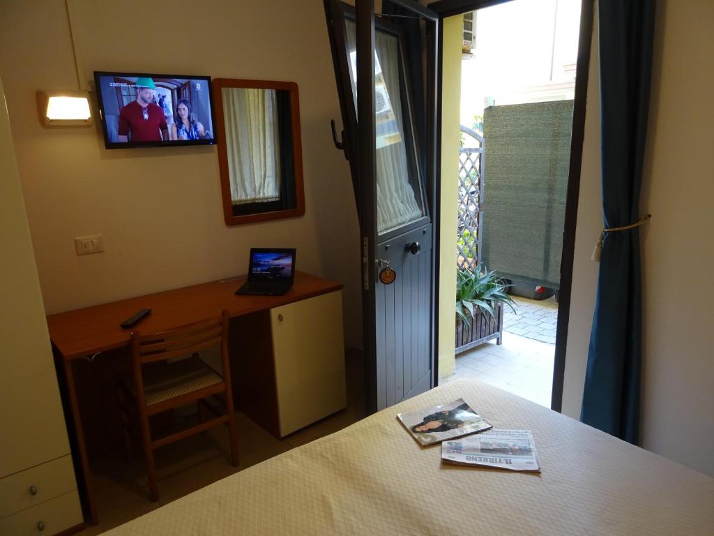 TV a/nebo společenská místnost v ubytování Dependance dell'Hotel Sole e Mare