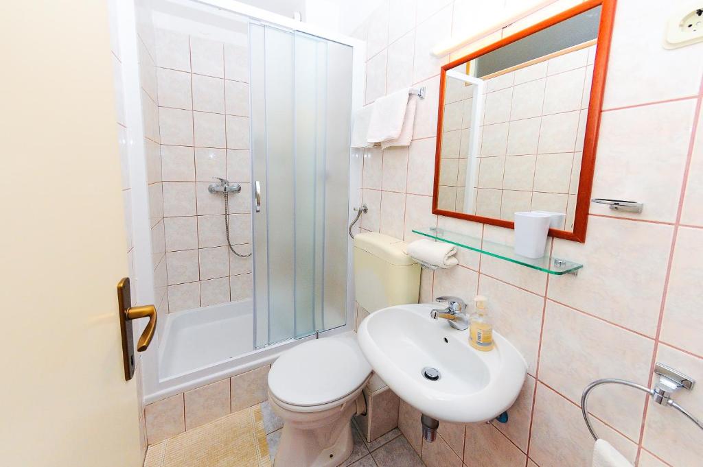Un baño de Rooms Rajič