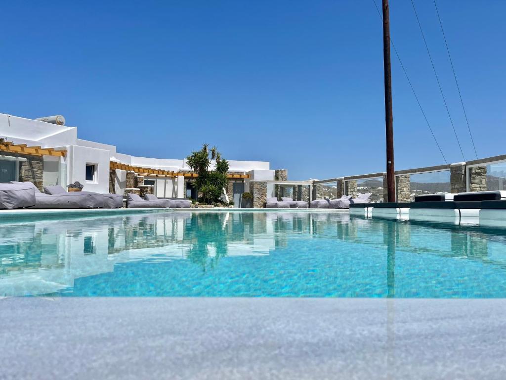 Bazén v ubytování Crystal Suites nebo v jeho okolí