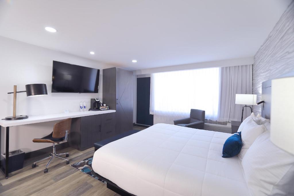 Ein Bett oder Betten in einem Zimmer der Unterkunft Treasure Bay Casino &amp; Hotel-Adults Age 21 and Above