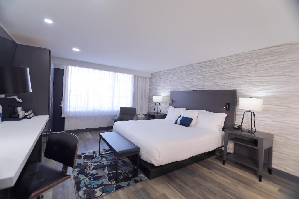 Ein Bett oder Betten in einem Zimmer der Unterkunft Treasure Bay Casino &amp; Hotel-Adults Age 21 and Above