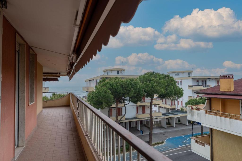 ein Balkon mit Blick auf das Meer in der Unterkunft Tiziano Silvi Vacanza in Silvi Marina