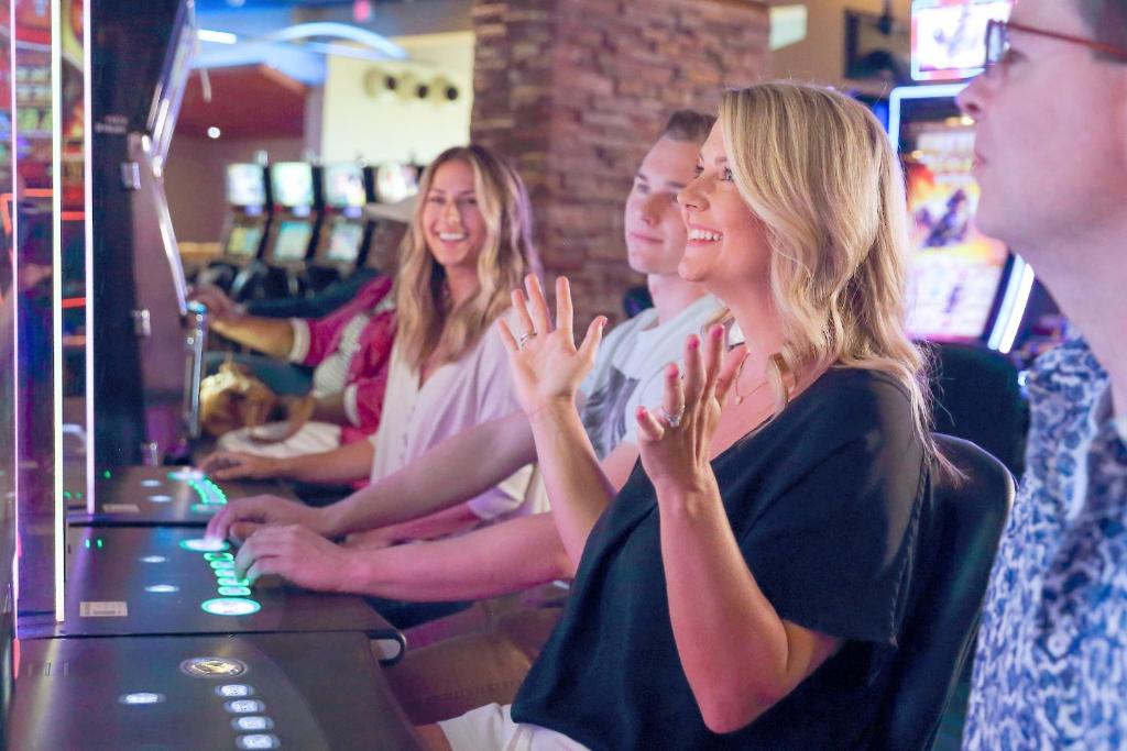 un groupe de personnes assises dans un bar dans l'établissement Treasure Bay Casino & Hotel-Adults Age 21 and Above, à Biloxi