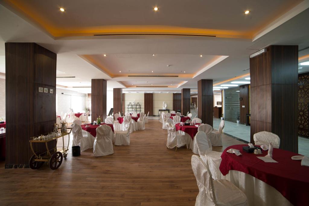 Restaurace v ubytování رؤوم إن للشقق الفندقية-Raoum Inn Hotel Apartments