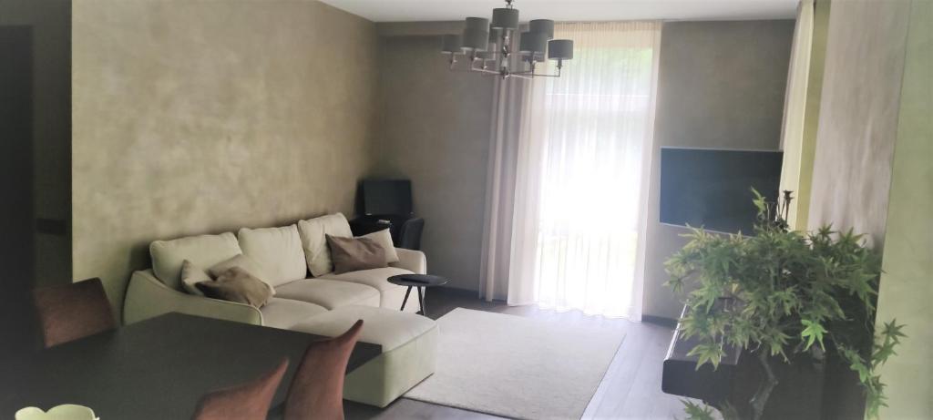 un soggiorno con divano e tavolo di Jelskio apartamentai a Vilnius