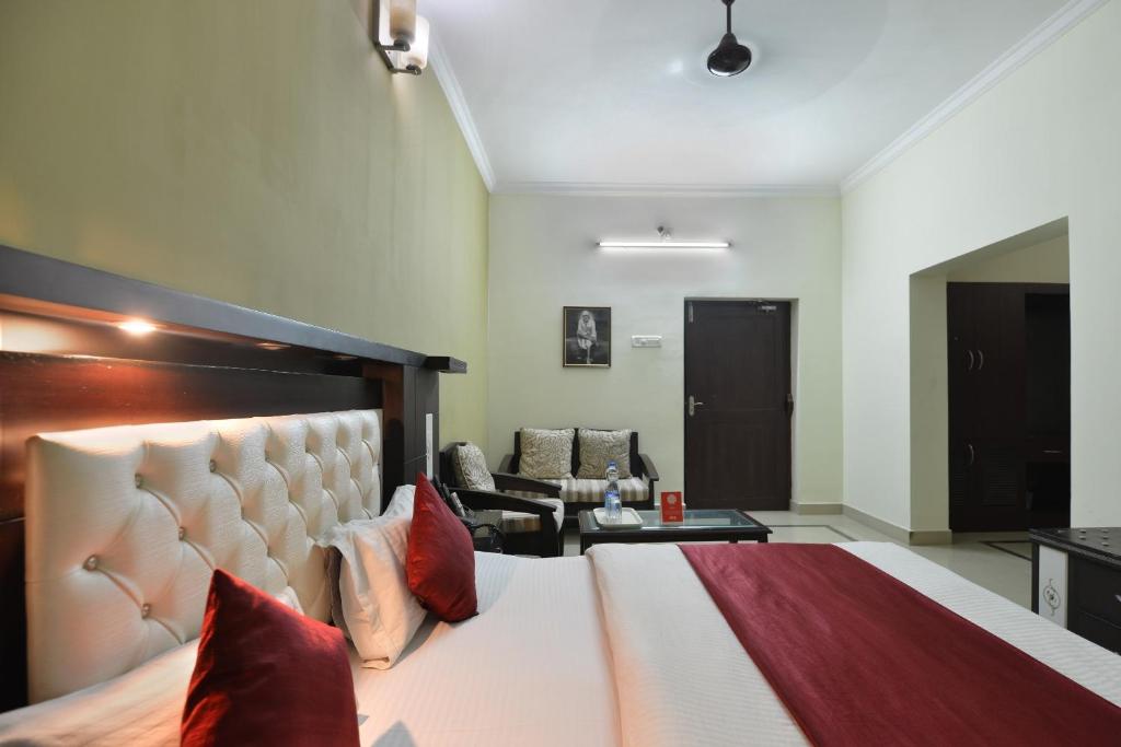Postel nebo postele na pokoji v ubytování Hotel O Sai Leela