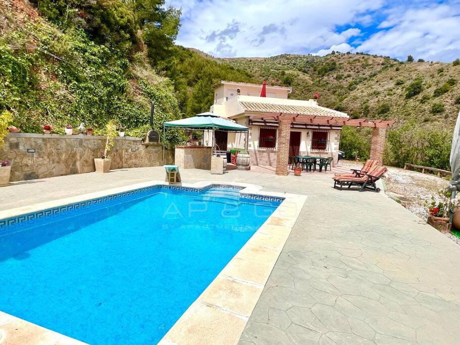 una piscina frente a una casa en Villa private pool La Herradura, en La Herradura
