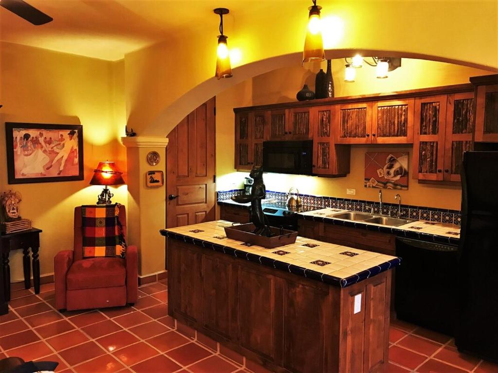 una cocina con una gran isla en el medio en Casa Sierra by Casago, en Loreto