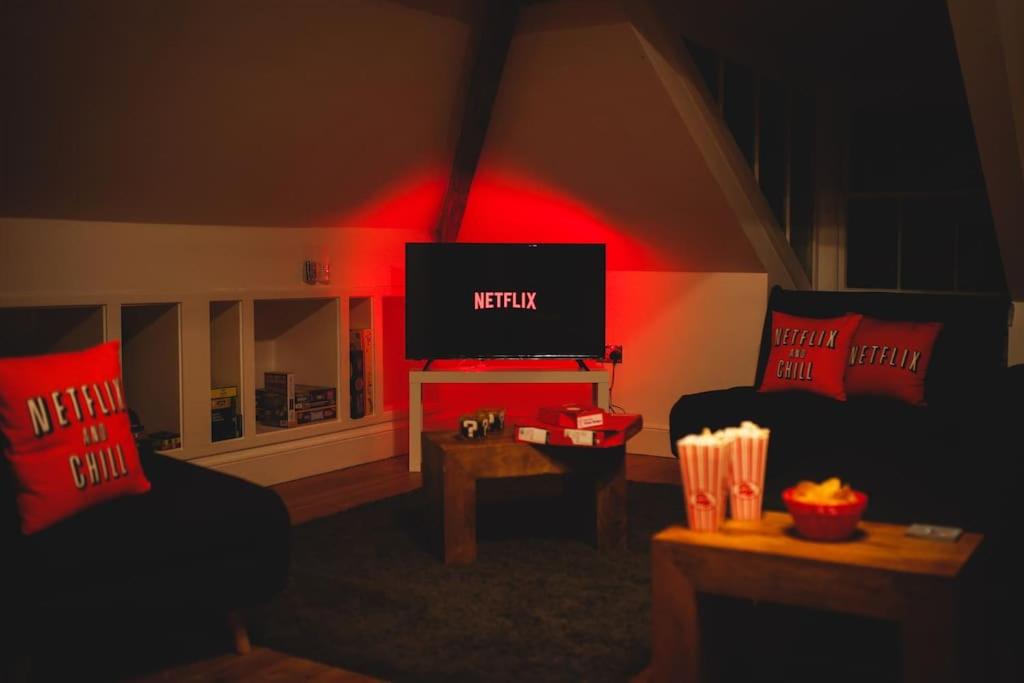 Games and Movies Lounge 7 Bed City Centre Apartment - Housity