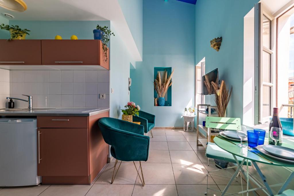 Kuchyňa alebo kuchynka v ubytovaní Le Rêve Bleu Majorelle - Duplex sur les toits - Une Nuit à Nîmes