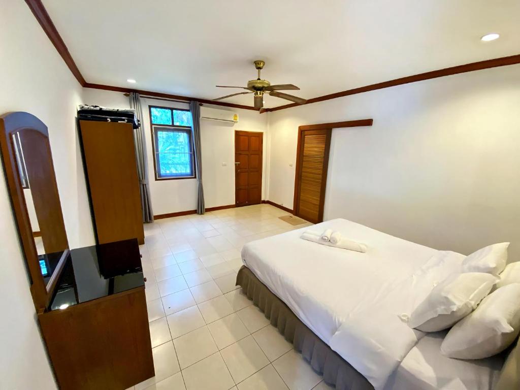 Postel nebo postele na pokoji v ubytování Cozy 2BR Getaway Cherngtalay Calm A2