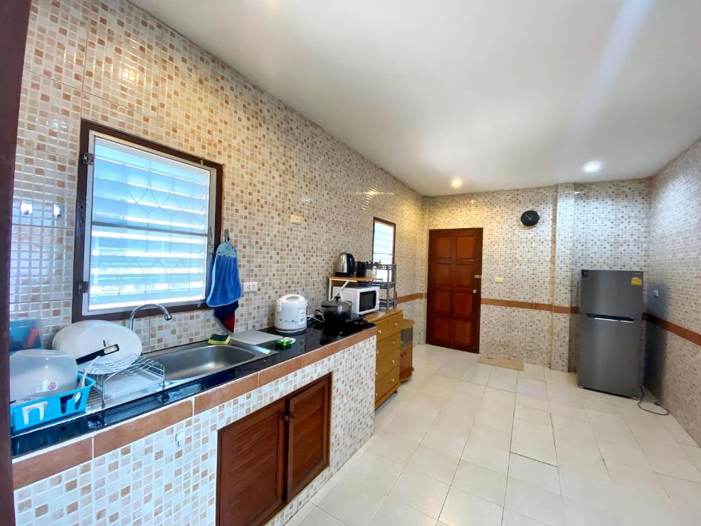 Kuchyň nebo kuchyňský kout v ubytování Cozy 2BR Getaway Cherngtalay Calm A2