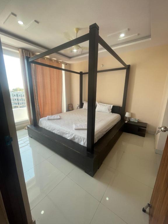 1 dormitorio con cama con dosel en una habitación en Reef Terrace Unit, en Hyderabad