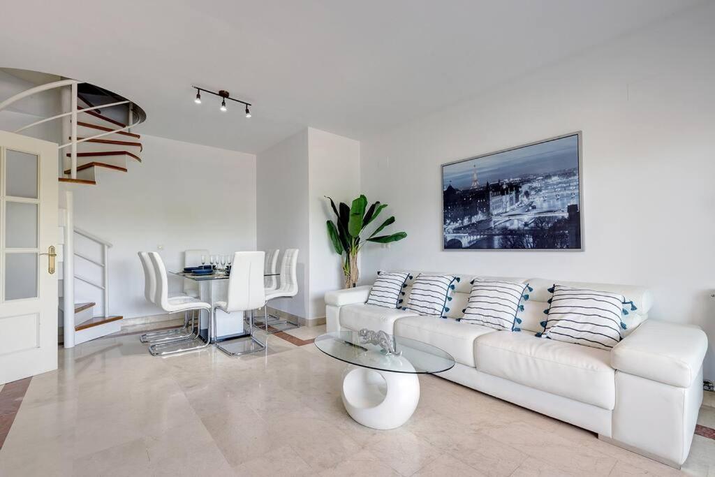 Posedenie v ubytovaní Stunning Duplex 5 minutes from Puerto Banús