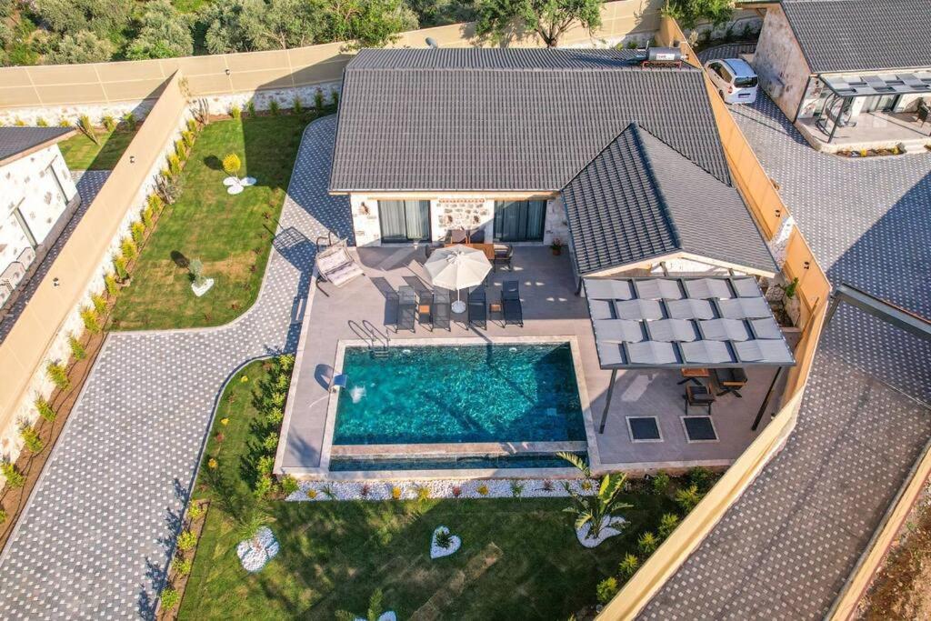 una vista aérea de una casa con piscina en Ader villa 6 en Fethiye