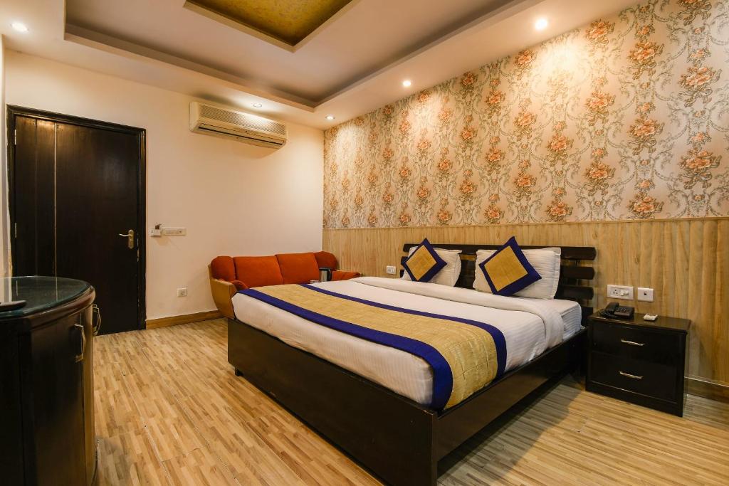 Ein Bett oder Betten in einem Zimmer der Unterkunft OYO Hotel Elegant International Near Gurudwara Shri Bangla Sahib