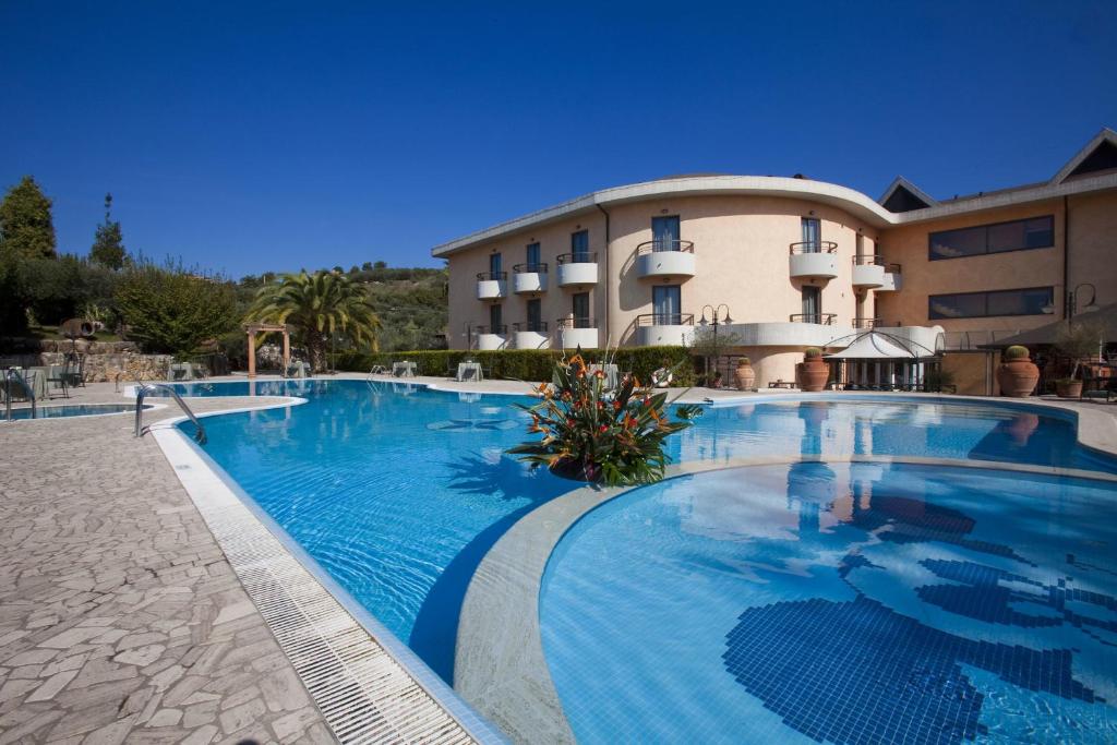 a large swimming pool in front of a building at Albergo Ristorante Uliveto in Veroli