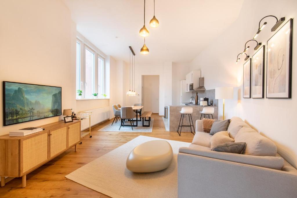 een woonkamer met een bank en een tafel bij Casita Loft in Ludwigshafen am Rhein