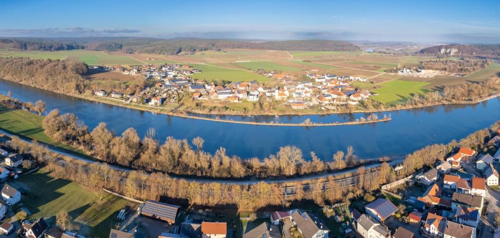 an aerial view of a town next to a river at Familienfreundliche 3-Zimmer-Ferienwohnung in Saal