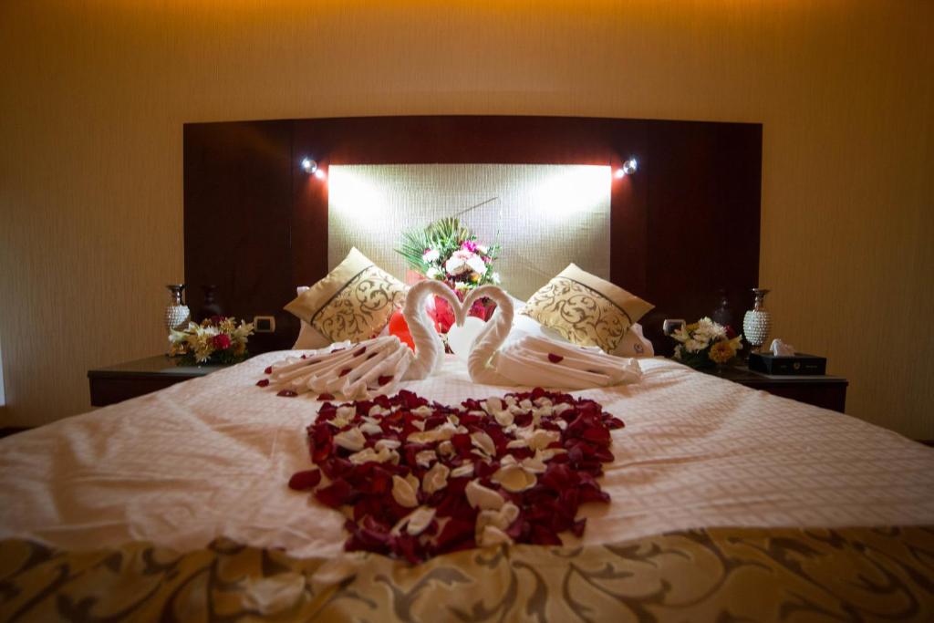 Postel nebo postele na pokoji v ubytování رؤوم إن للشقق الفندقية-Raoum Inn Hotel Apartments