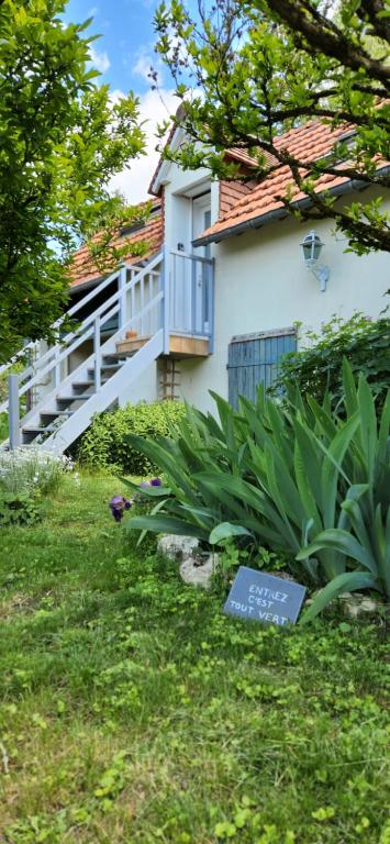 Vonkajšia záhrada v ubytovaní Le Petit Lavoir - Joli studio à Mayet
