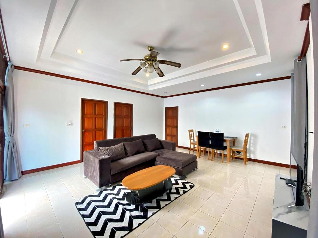Posezení v ubytování Cozy 2BR Getaway Cherngtalay Calm A2