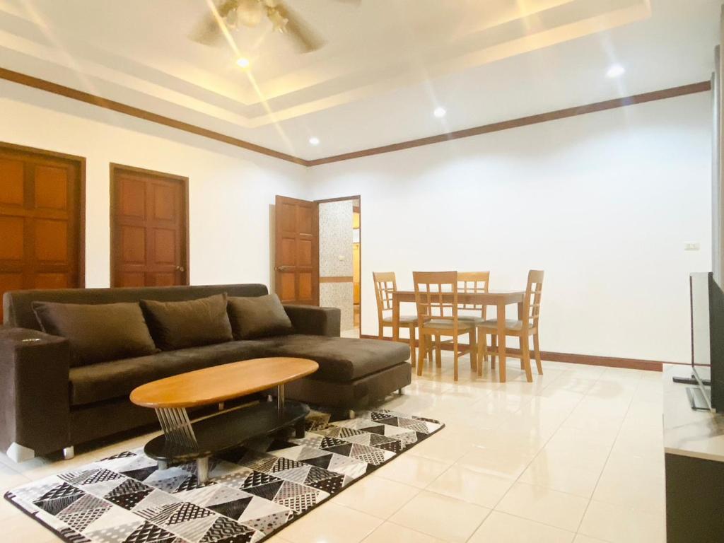 TV a/nebo společenská místnost v ubytování Cozy 2BR Getaway Cherngtalay Calm A2
