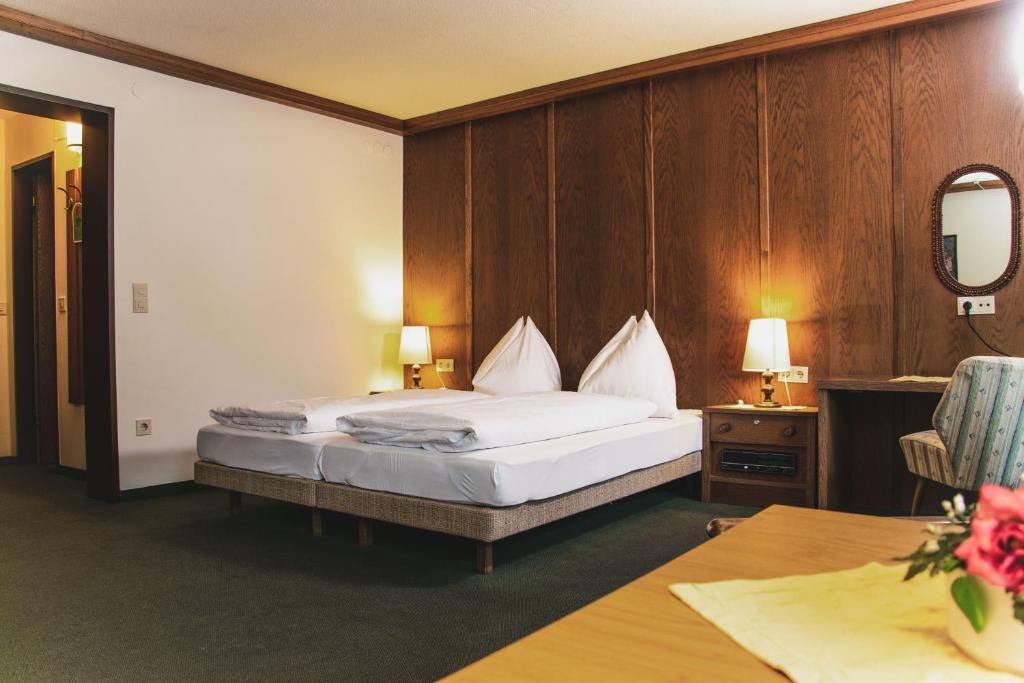 Rúm í herbergi á Hotel Marko