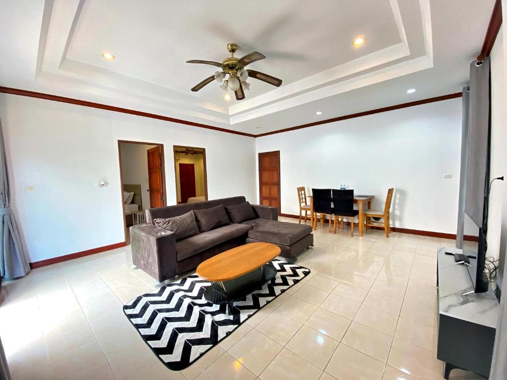 Posezení v ubytování Cozy 2BR Getaway Cherngtalay Calm A2