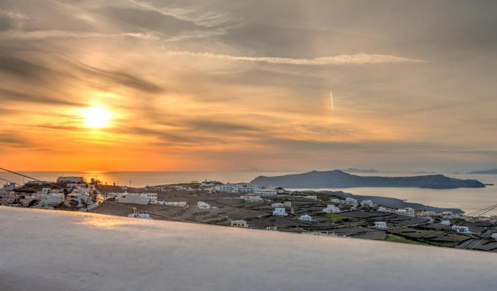 Luna Santorini Suites - 9