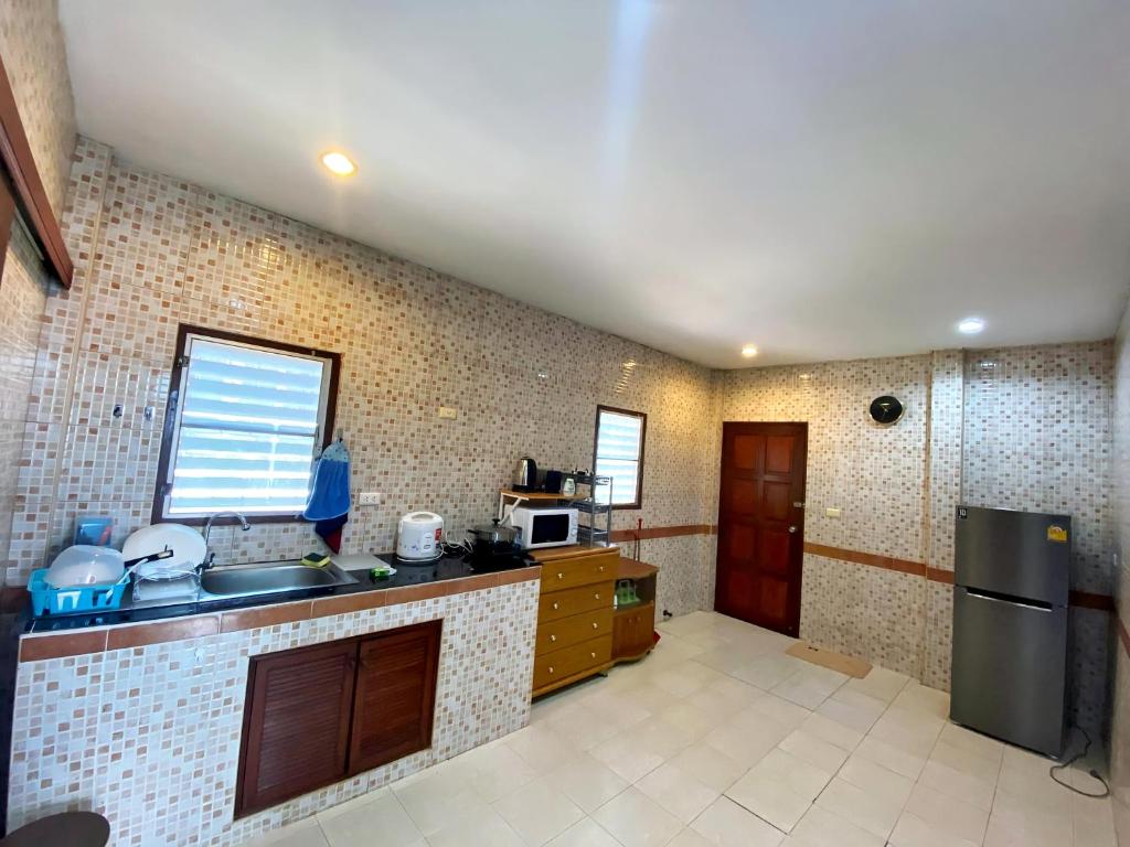 Kuchyň nebo kuchyňský kout v ubytování Cozy 2BR Getaway Cherngtalay Calm A2