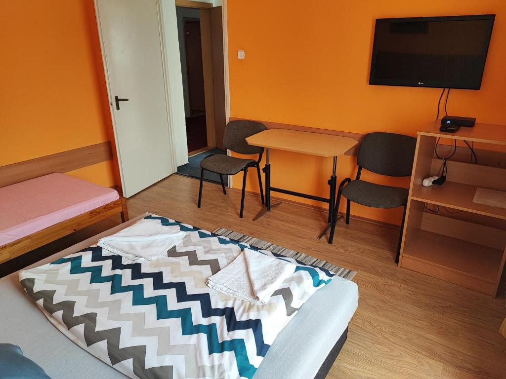 Hotel Béke Sziget Komló - Triple Chambre Avec Salle De Bain Privée