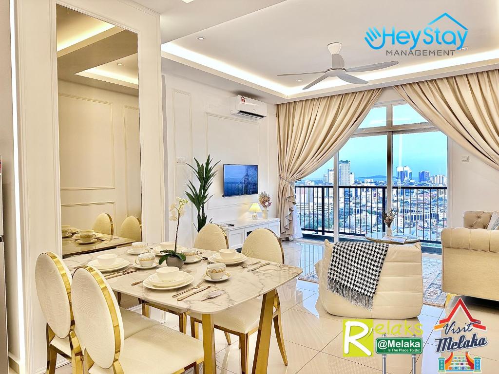una sala da pranzo con tavolo e sedie di Novo 8 Residence Bachang By Heystay Management a Kampong Tambak
