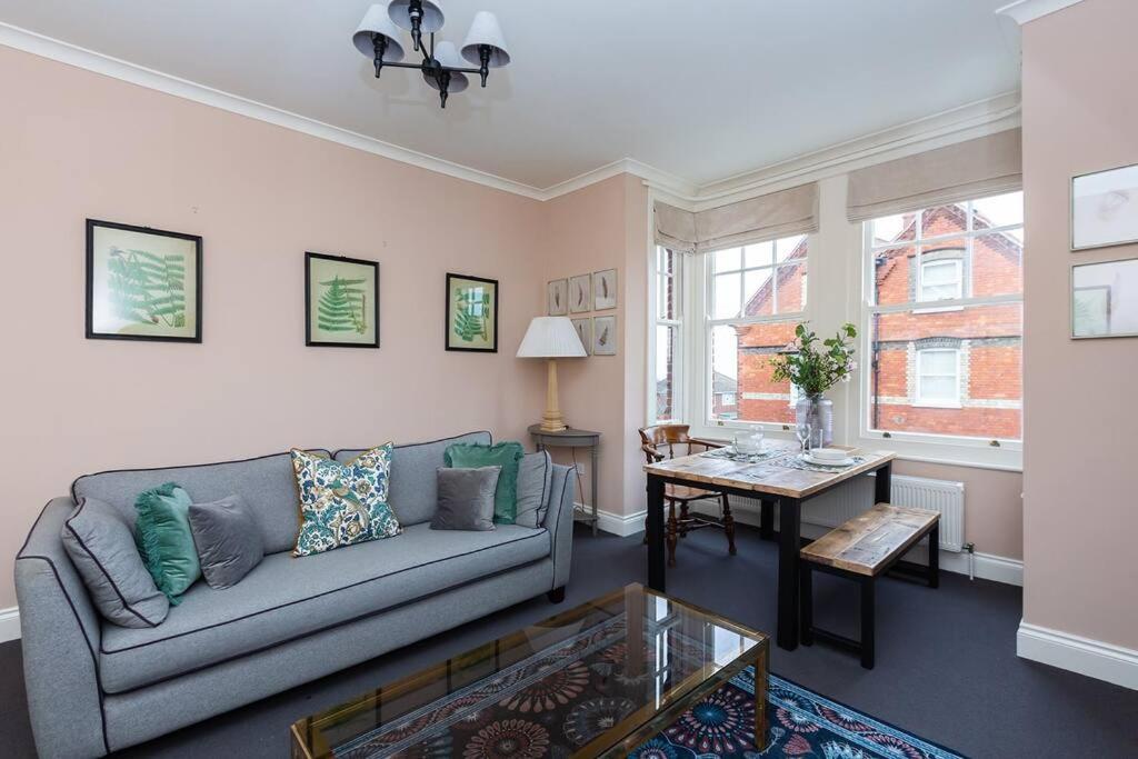 Harriet - Quaint one bedroom apartment with easy parking في Kent: غرفة معيشة مع أريكة وطاولة