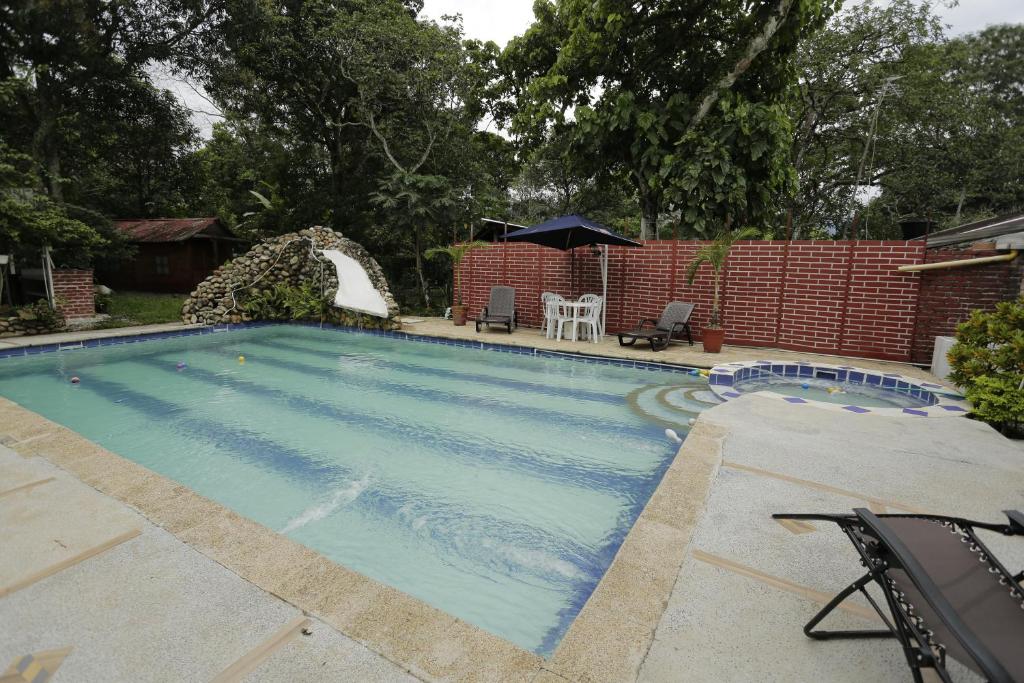 una piscina con una fuente de agua en un patio en Casa Finca Sancami 2, en Guamal