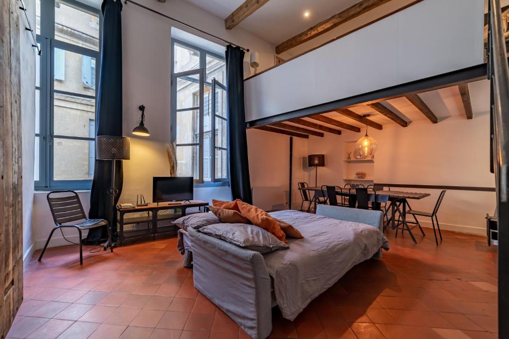 Posteľ alebo postele v izbe v ubytovaní Loft calme à la Maison Carrée - Une Nuit à Nîmes