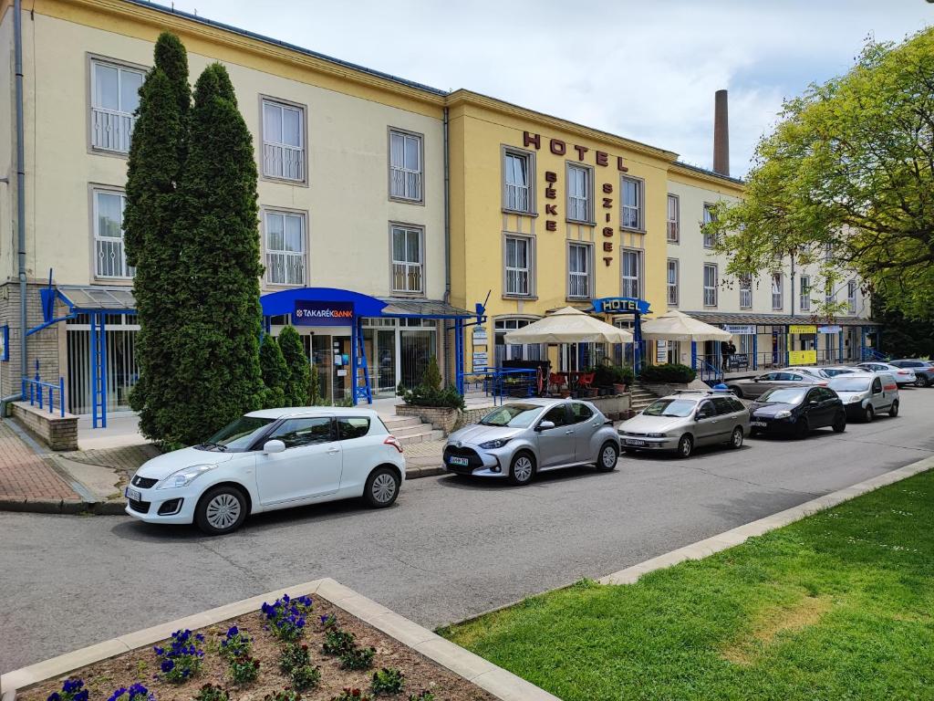 Hotel Béke Sziget Komló 7300 Komló, Városház tér 4. kép - 1