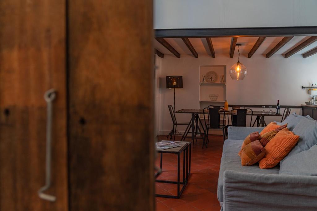 Posedenie v ubytovaní Loft calme à la Maison Carrée - Une Nuit à Nîmes