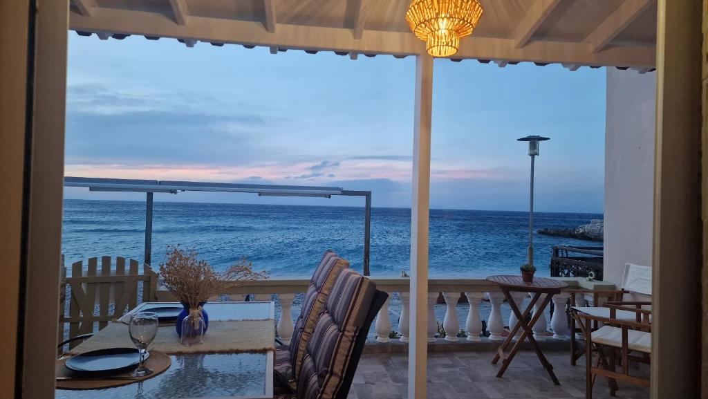 una sala da pranzo con vista sull'oceano di Nereida (Νηρηίδα) Luxury Apartment a Kokkari