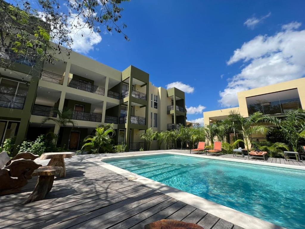 une piscine en face d'un bâtiment dans l'établissement LOL-HA Hotel Boutique, à Cancún