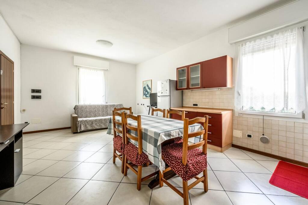 een keuken met een tafel en stoelen in een kamer bij [Parking&Wifi free / Hesperia] Groundfloor Oasis in Modena