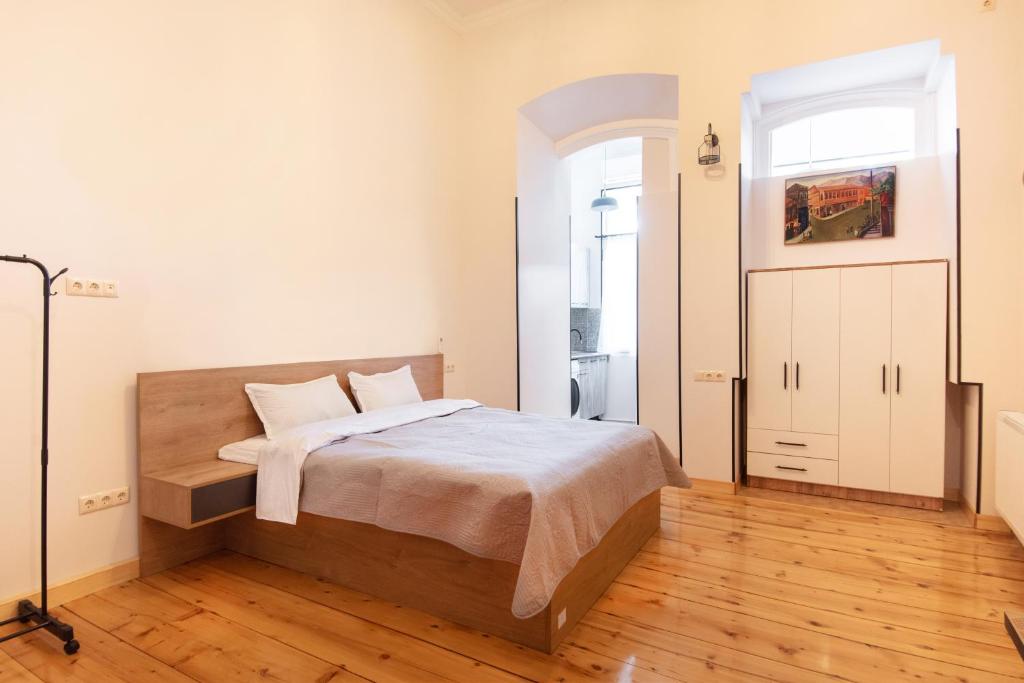 Кровать или кровати в номере Apartment in old TBILISI