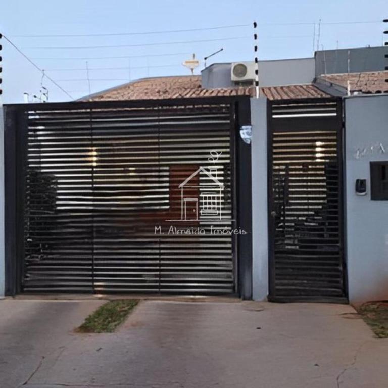 a metal garage door with a sign on it at Casa Jardim Itália II in Maringá